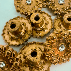 Botão Flor dourado c/pedra - Ferro - Tam 30" - 19,05MM - Pct c/10und