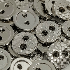 Botão Metal - Modinha - Detalhes Quadrados - Prata - 2 furos - Tam 16"/10,16mm - C/50und - Cód MT101616