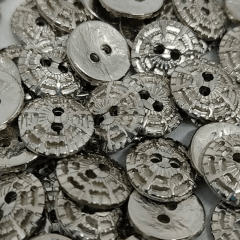 Botão Metal - Modinha - Esculpido - Prata - 2 furos - Tam 20"/12,70mm - C/50und - Cód MT20450