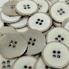 Botão Metal - Meio Branco - Prata - 4 furos - Modinha - Tam  40"/25,40mm - C/50und - CÓD MT101730